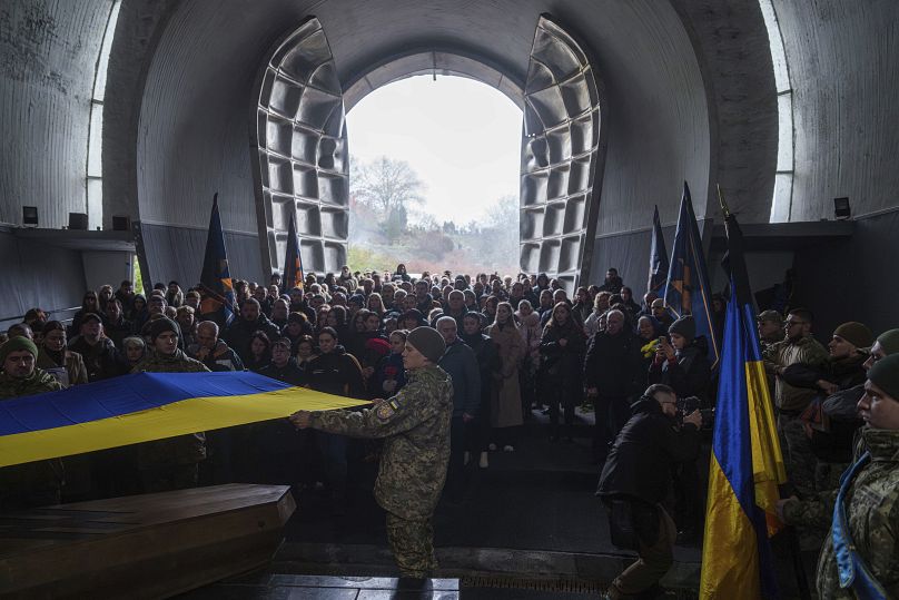 La garde d'honneur tient le drapeau national au-dessus du cercueil d'un militaire ukrainien tombé au combat, tué avec sa petite amie. 8 novembre 2024