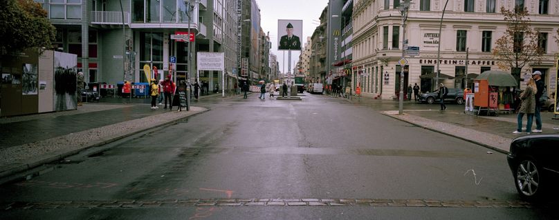 Des pierres dans la rue marquent le tracé de l'ancien mur de Berlin, près de l'ancien Checkpoint Charlie à Berlin, le lundi 4 novembre 2024.