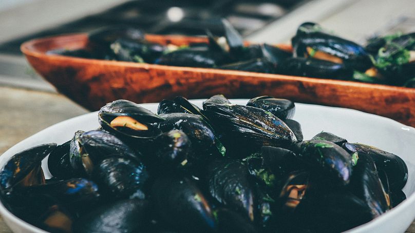 Un bol de moules dans une taverne à Skiathos, Grèce