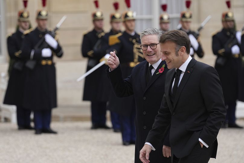 Le président français Emmanuel Macron accueille le Premier ministre britannique Keir Starmer à l'Elysée à Paris.