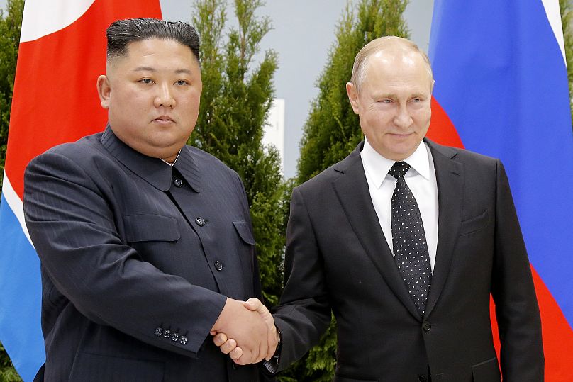 Le président russe Vladimir Poutine, à droite, et le dirigeant nord-coréen Kim Jong Un se serrent la main lors de leur rencontre à Vladivostok, le 25 avril 2019.