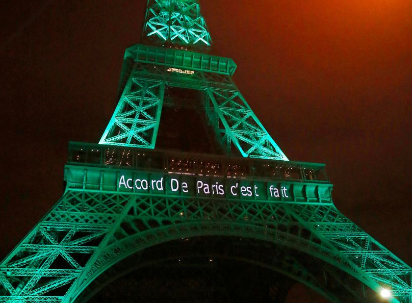 La Tour Eiffel s'est illuminée en vert pour marquer le succès de l'Accord de Paris en 2015.