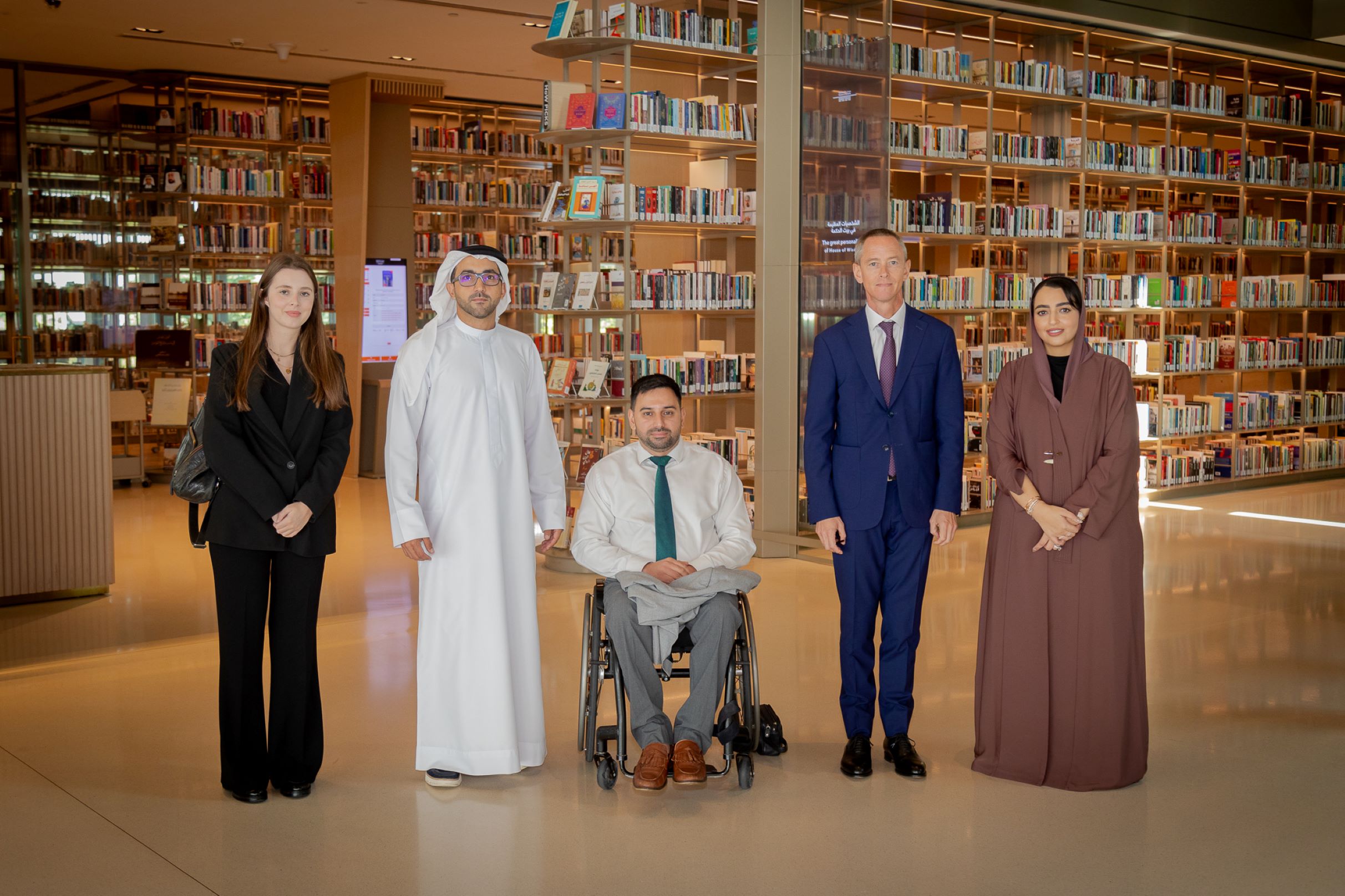 Photo de groupe avec Cheikh Fahim Al Qasimi, chef du département des relations gouvernementales à Sharjah, et Jean-Christophe Barry, consul général de la République française à Dubaï et aux Émirats du Nord, lors de la visite à la « Maison de la Sagesse » à Sharjah.