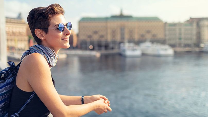 Une jeune femme regarde Stockholm