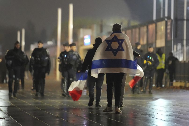 Des supporters de football quittent le Stade de France après le match de Ligue des Nations entre la France et Israël, le 14 novembre 2024.