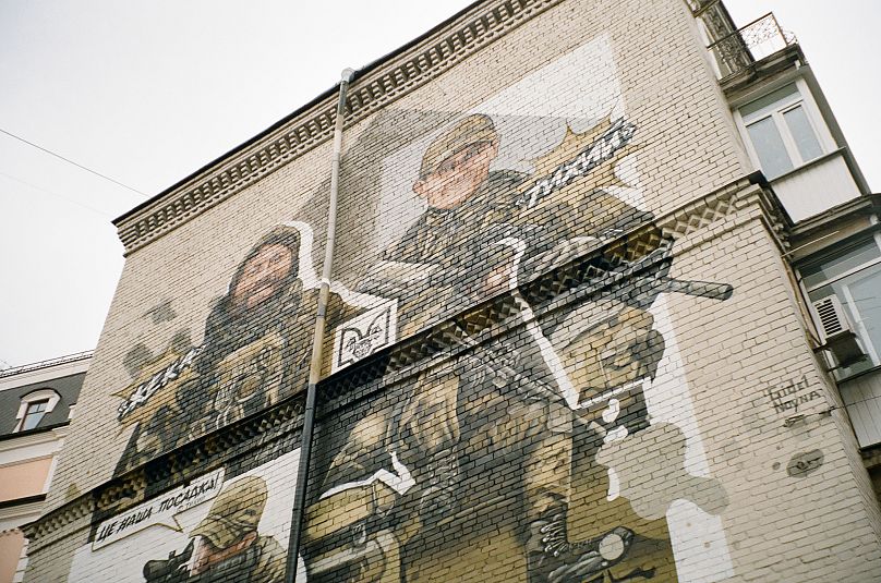 Une fresque représentant des soldats ukrainiens à Kyiv.