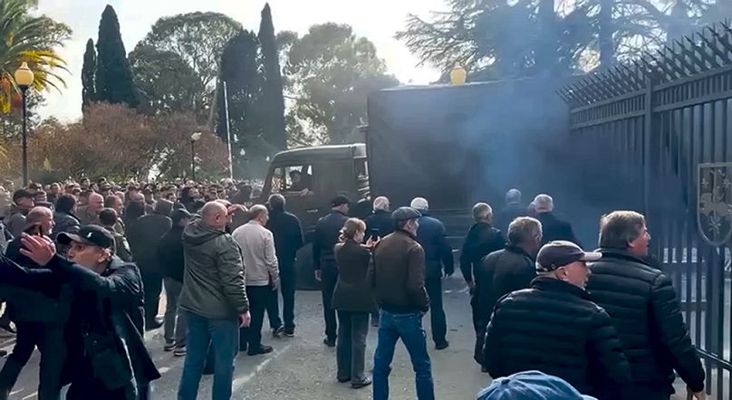 Manifestants devant le parlement régional d'Abkhazie à Soukhoumi, le 15 novembre 2024