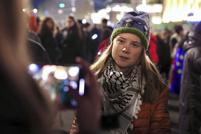 La militante suédoise pour le climat Greta Thunberg participe à un rassemblement contre les violations présumées lors des récentes élections parlementaires à Tbilissi, en Géorgie, le lundi 4 novembre 2024.