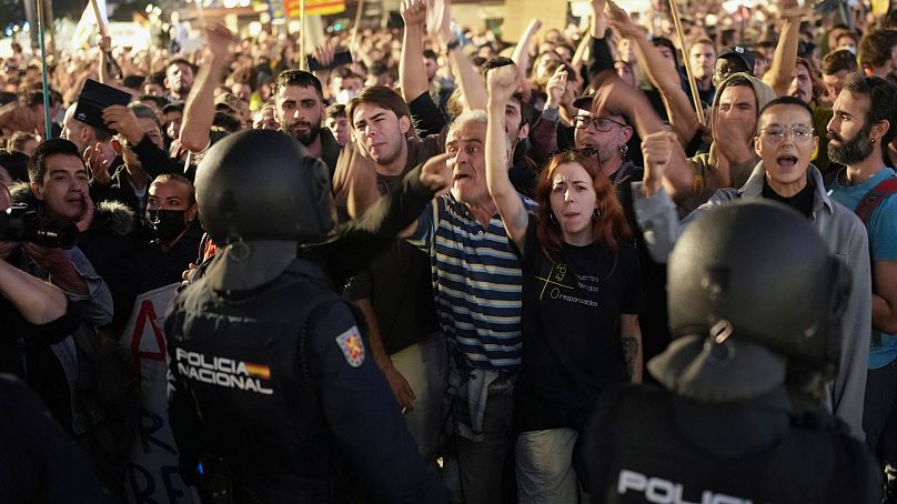 Les manifestants affrontent la police anti-émeute lors de la manifestation devant la mairie de Valence.