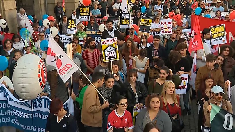 Des manifestants participent à un rassemblement organisé par la fédération syndicale CGTP pour exiger des salaires plus élevés, le 9 novembre 2024.