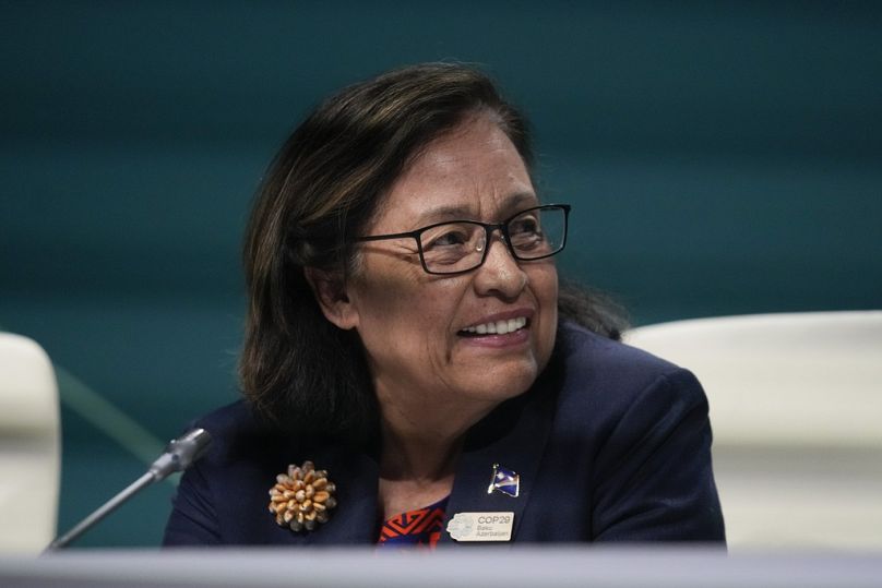 La présidente des Îles Marshall, Hilda Heine, assiste à une session avec la Coalition pour une forte ambition des Îles Marshall à la COP29.