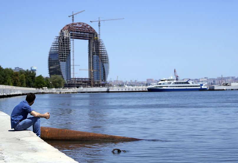 Bakou, la capitale de l'Azerbaïdjan, est située au bord de la mer Caspienne, qui se rétrécit.