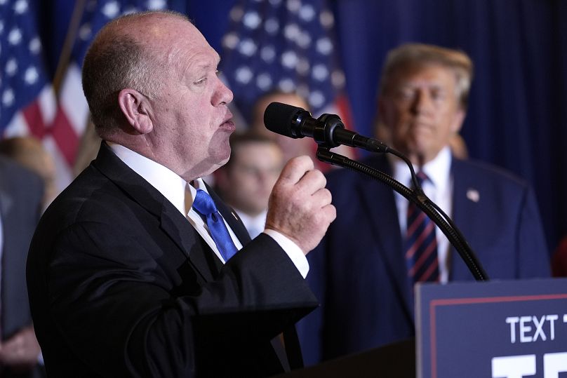 Tom Homan prend la parole lors d'une soirée électorale primaire à Nashua, aux États-Unis.