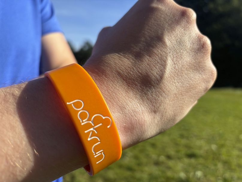 Un coureur montre un bracelet parkrun après avoir parcouru le parcours de 5 kilomètres (3,1 miles) à Hampstead Heath, au nord de Londres, le samedi 14 septembre 2024.