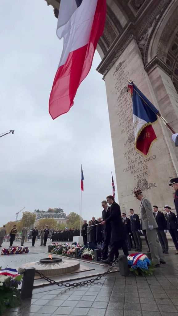 Il y a 80 ans, le Général de Gaulle et le Premier ministre Churchill ravivaient ensemble la flamme du Soldat inconnu. Un flamme pour ne jamais oublier tous ceux qui sont tombés pour la Liberté. Une flamme pour unir. Jamais elle ne doit s’éteindre.