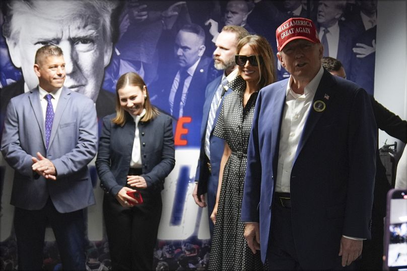 Le candidat républicain à la présidentielle Donald Trump visite son siège de campagne en Floride