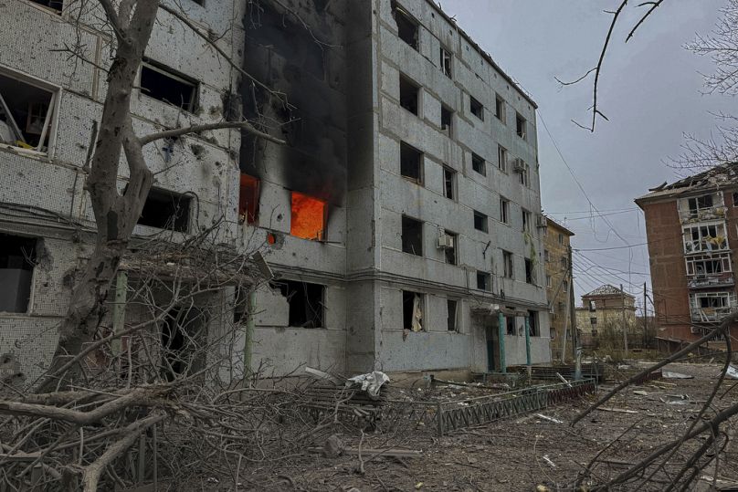 Un immeuble à plusieurs étages brûle après une frappe russe sur un quartier résidentiel de Kurakhove, dans la région de Donetsk, en Ukraine, le 7 novembre 2024. (AP Photo/Anton Shtuka)