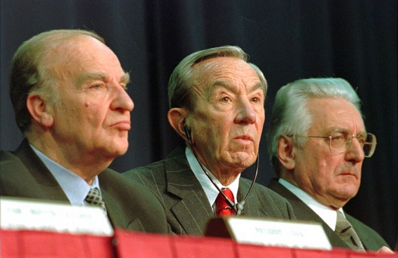 Le secrétaire d'État Warren Christopher, au centre, est flanqué du président bosniaque Alija Izetbegović, à gauche, et du président croate Franjo Tuđman à Dayton, Ohio, le 10 novembre 1995.