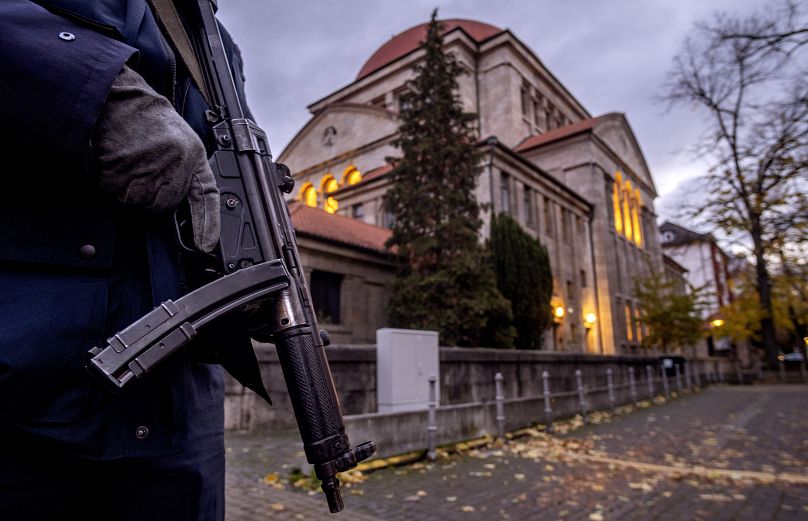 Un policier allemand monte la garde devant la synagogue de Francfort, novembre 2023