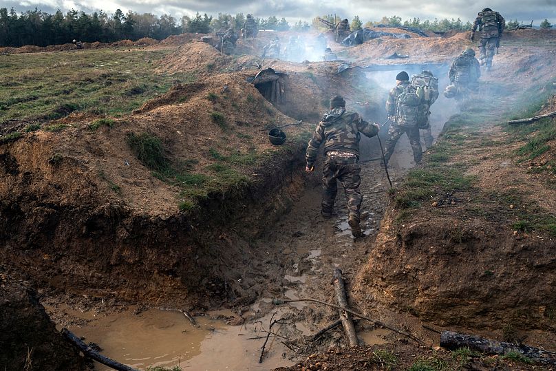 Des fantassins ukrainiens s'entraînent avec des soldats français pour acquérir des techniques de combat, 7 novembre 2023