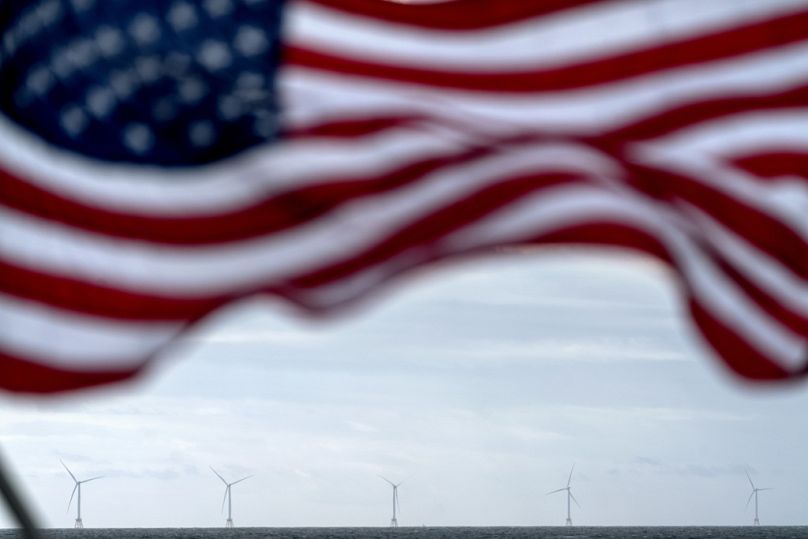 Cinq turbines dans le premier parc éolien offshore américain à Rhode Island. 