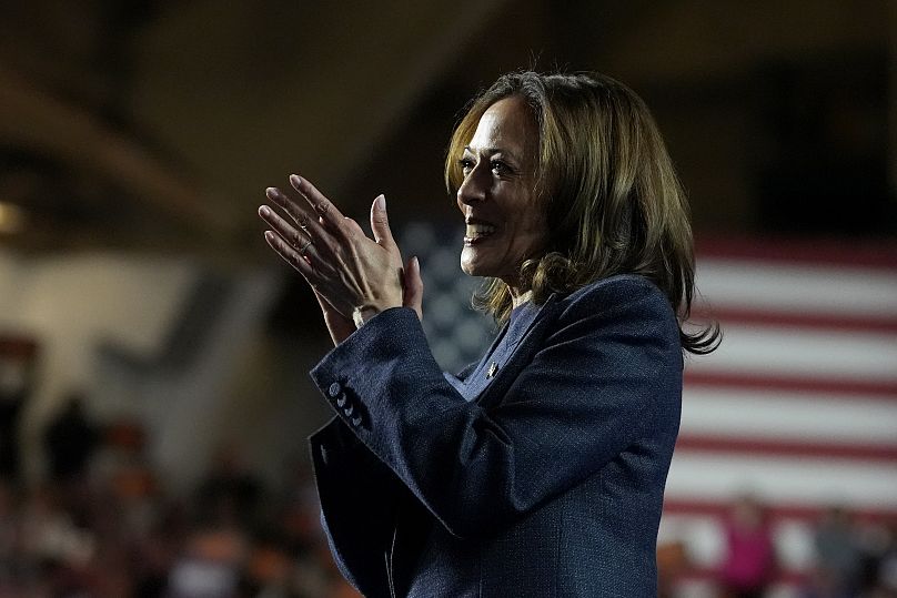 La vice-présidente Kamala Harris s'exprime lors d'un rassemblement électoral à Jenison Field House, sur le campus de l'Université d'État du Michigan, le 3 novembre 2024.