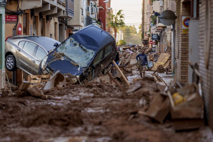 Un homme marche dans une rue touchée par les inondations à Valence, en Espagne, le samedi 2 novembre 2024.