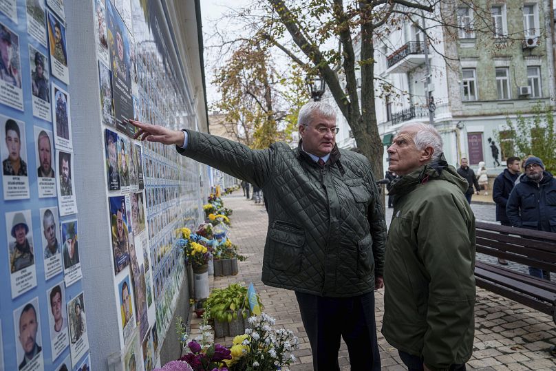 Le chef de la politique étrangère de l'UE, Josep Borrell, et le ministre ukrainien des Affaires étrangères, Andrii Sybiha, visitent un mémorial dédié aux soldats ukrainiens tués à Kiev. 