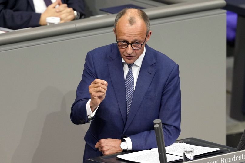 Le chef de l'opposition Friedrich Merz des démocrates-chrétiens prononce un discours au Parlement allemand, le Bundestag, à Berlin, en Allemagne, le mercredi 13 novembre 2024.