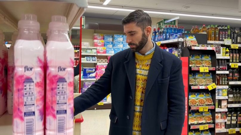 Jordi Sarrión achète des produits de nettoyage dans un supermarché pour les envoyer aux utilisateurs de DANA. 