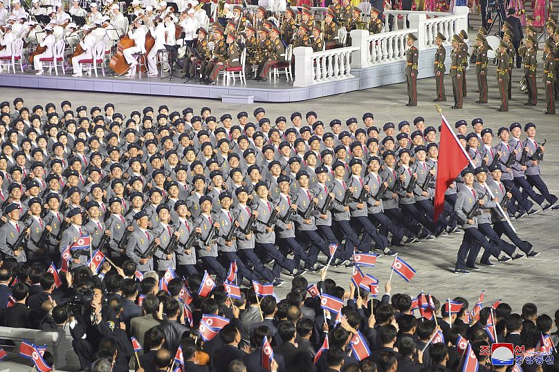 Les troupes nord-coréennes défilent lors d'une célébration du 73e anniversaire de la nation supervisée par le dirigeant Kim Jong Un, le 9 septembre 2021.