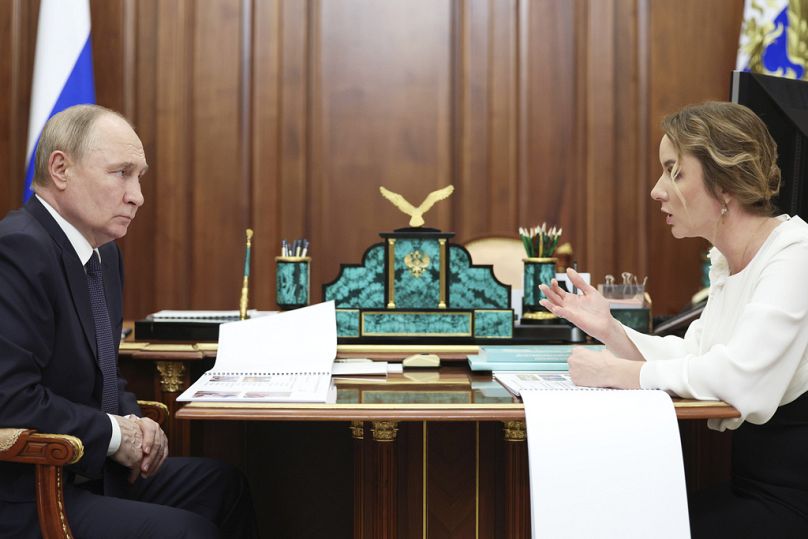 Le président russe Vladimir Poutine rencontre la commissaire présidentielle aux droits de l'enfant Maria Lvova-Belova au Kremlin, à Moscou, le 31 mai 2024.