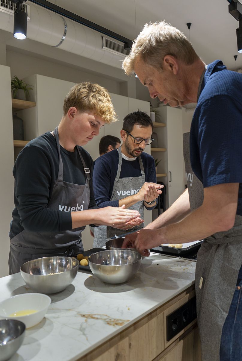 De père en fils, ou inversement dans ce cas, la cuisine catalane est souvent intergénérationnelle 