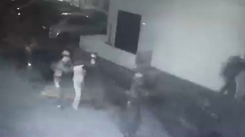 CCTV montre le moment où un homme a été arrêté par les troupes israéliennes dans le nord du Liban, le 2 novembre 2024.