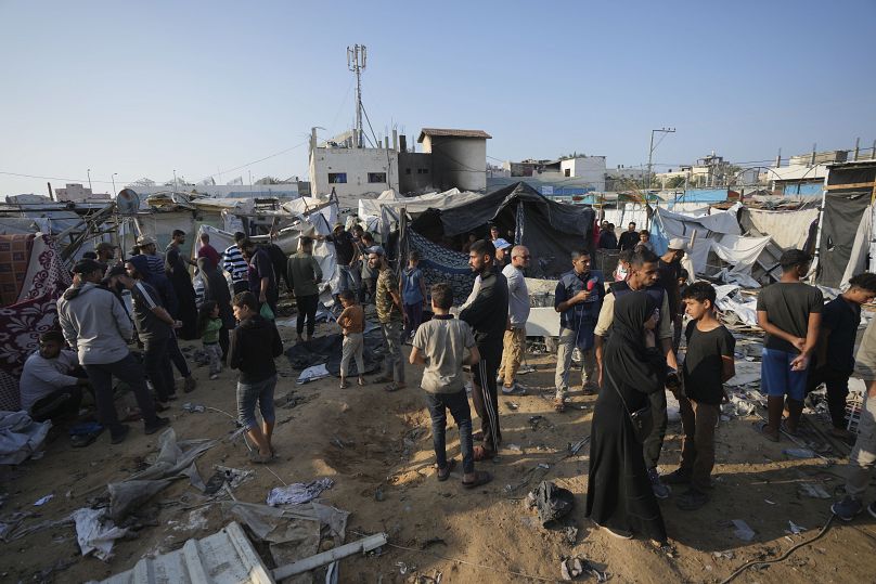 Des Palestiniens se rassemblent sur le site d'une frappe israélienne dans la cour de l'hôpital Al-Aqsa à Deir al-Balah, le 9 novembre 2024.