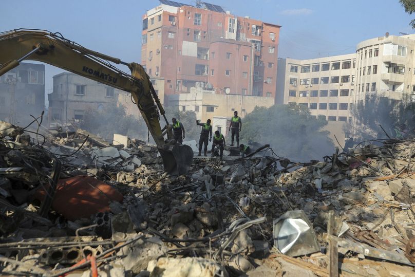 Les secouristes recherchent des survivants sur les lieux d’une frappe aérienne israélienne à Tyr, dans le sud du Liban, le samedi 9 novembre 2024. (AP Photo/Mohammad Zaatari)