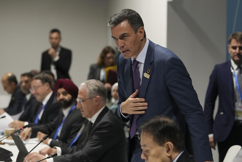 Le Premier ministre espagnol Pedro Sanchez participe à une table ronde à la COP29