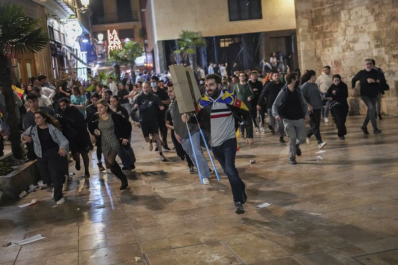 Des manifestants fuient la police anti-émeute lors d'affrontements mineurs après une manifestation pacifique dénonçant la gestion des récentes inondations, le 9 novembre 2024.