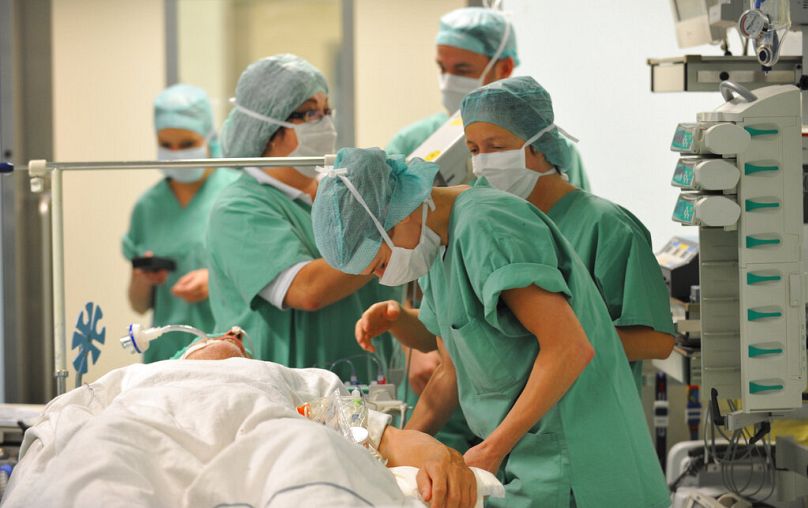 Photo d'archives : Des médecins préparent un patient à une chirurgie cardiaque, le 26 septembre 2008, au Centre cardiaque de Dresde. 