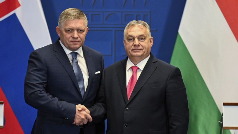 Photo d'archives : le Premier ministre slovaque Robert Fico et le Premier ministre hongrois Viktor Orban se serrent la main après une conférence de presse à Budapest, en Hongrie, le 16 janvier 2024.