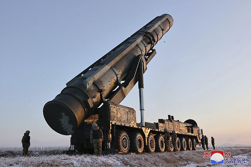 Cette photo non datée fournie le 19 décembre 2023 par le gouvernement nord-coréen montre ce qu'il dit être un missile balistique intercontinental (ICBM) en cours de préparation.