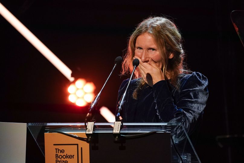 Samantha Harvey prononce un discours après avoir remporté le Booker Prize 2024, à Londres, le mardi 12 novembre 2024.