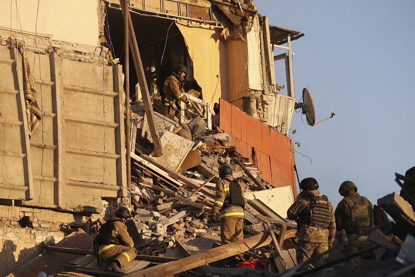 Des secouristes déblayent les décombres d'un immeuble résidentiel détruit par une frappe aérienne russe à Zaporizhzhia, le 7 novembre 2024.