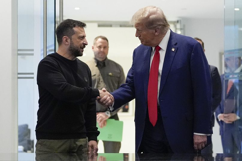 L'ancien président Donald Trump, à droite, et le président ukrainien Volodymyr Zelenskyy lors de leur rencontre à la Trump Tower, le 27 septembre 2024.