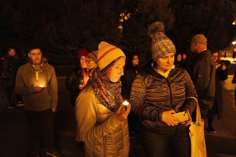 Des amis tiennent des bougies en souvenir de Mackenzie Michalski, un touriste américain de 31 ans assassiné alors qu'il était en vacances à Budapest, le 9 novembre 2024.