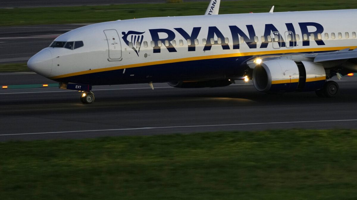 A Ryanair Boeing 737 lands at Lisbon airport, Wednesday, Jan. 25, 2023.