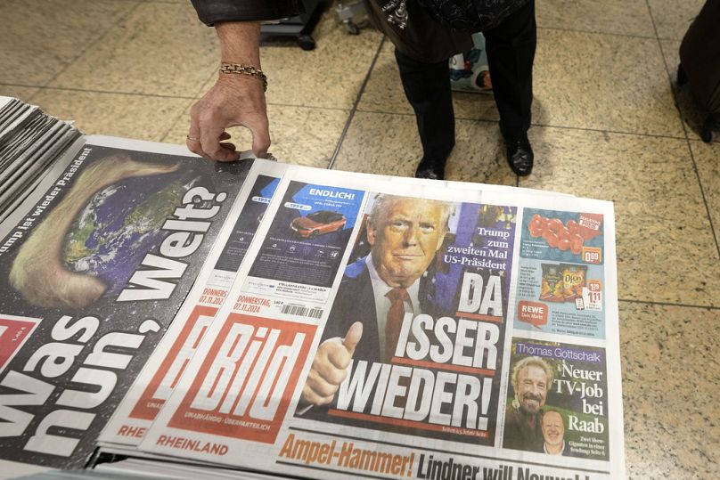 BILD, le plus grand journal à sensation d'Allemagne, avec le président élu Donald Trump en première page et en gros titres "Le voilà à nouveau !"est visible au kiosque de la gare de Cologne.