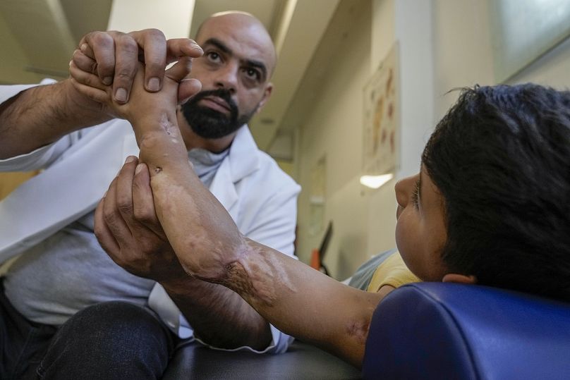 Adam Afana, 5 ans, reçoit des soins de physiothérapie dans une clinique du camp de réfugiés palestiniens de Mar Elias à Beyrouth, au Liban, le mercredi 4 septembre 2024.