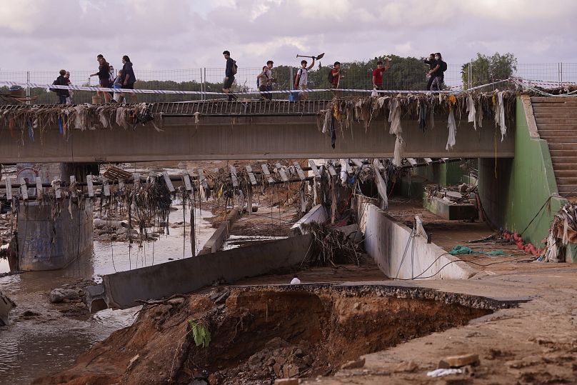 Des bénévoles travaillent dans l'opération de nettoyage après les inondations à Paiporta, le 7 novembre 2024