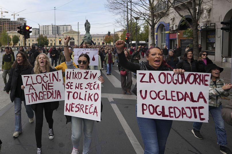 Des manifestants défilent dans Belgrade après la mort de 14 personnes à la gare de Novi Sad, le 3 novembre 2024.